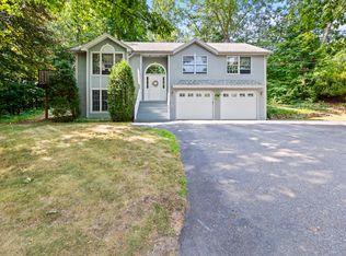 1 Hillcrest Dr, Springvale, ME 04083