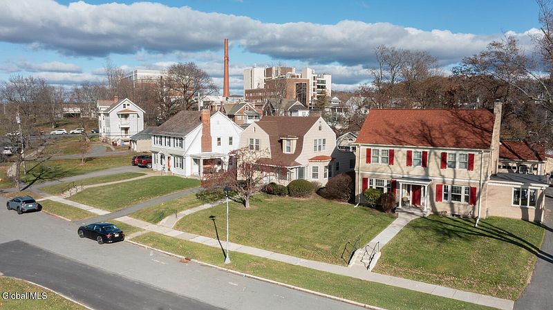 3rd image of 1 McLeod Road
