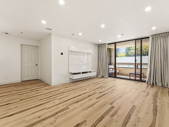 3rd image of 121 S Hope St APT 313