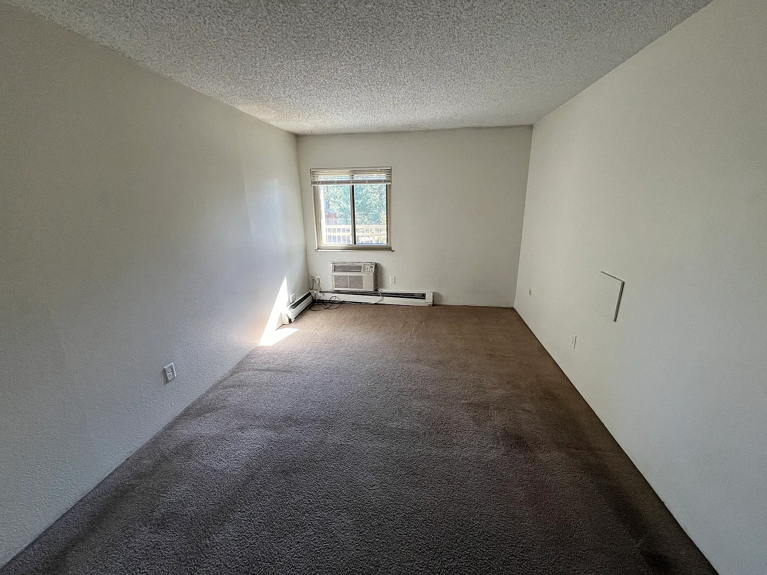 3 bed, 1200 sqft, $1,800 — Photo 2