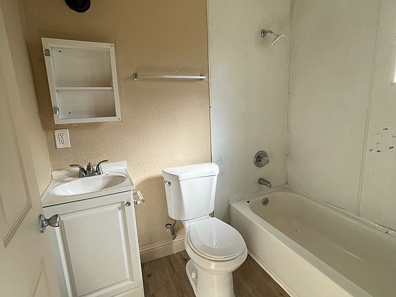 4th image of 3620 Willow St #C
