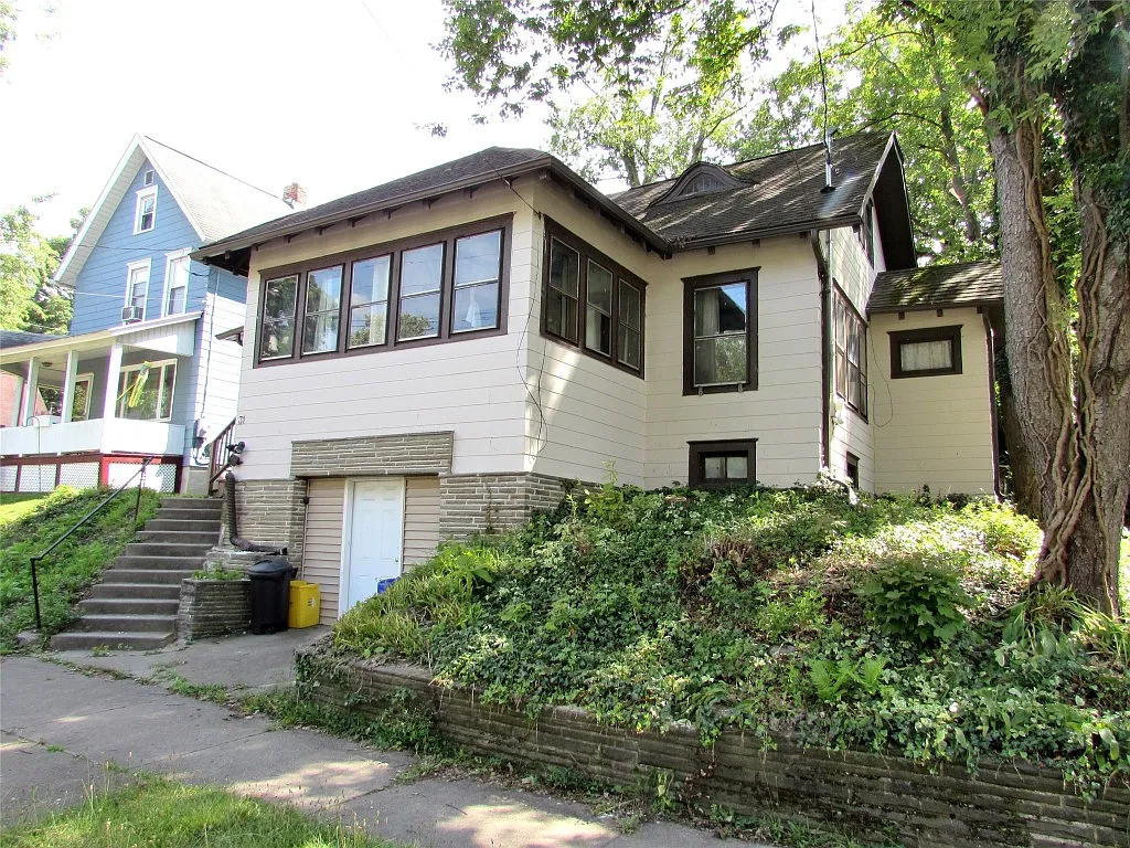 31 Schubert St photo 1