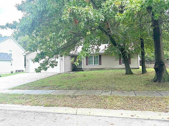 3rd image of 2106 Meadow Ln