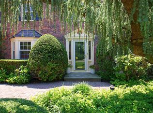 28 Stonehenge Rd, Manhasset, NY 11030