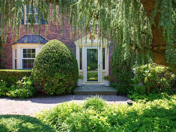 28 Stonehenge Road, Manhasset, NY 11030