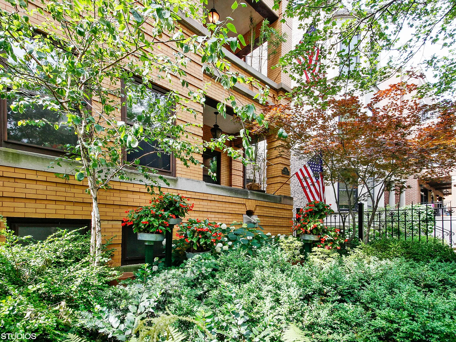 2 bed, 1.5 bath, 1600 sqft, $3,825 — Photo 3