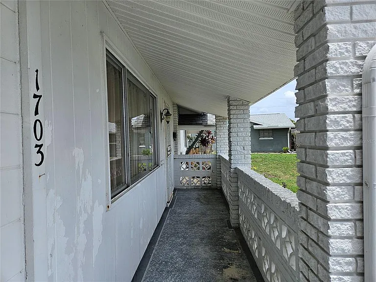 1703 Amhurst Cir — Photo 3