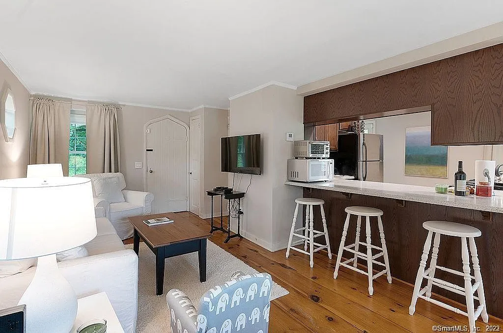 1 bed, 1.5 bath, 995 sqft, $13,900 — Photo 4
