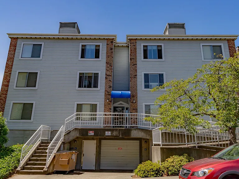 Willow Bay Apartments — Photo 1