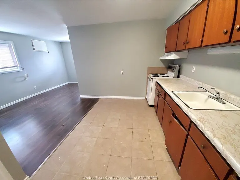 3186 Wyandotte St W #4 — Photo 3