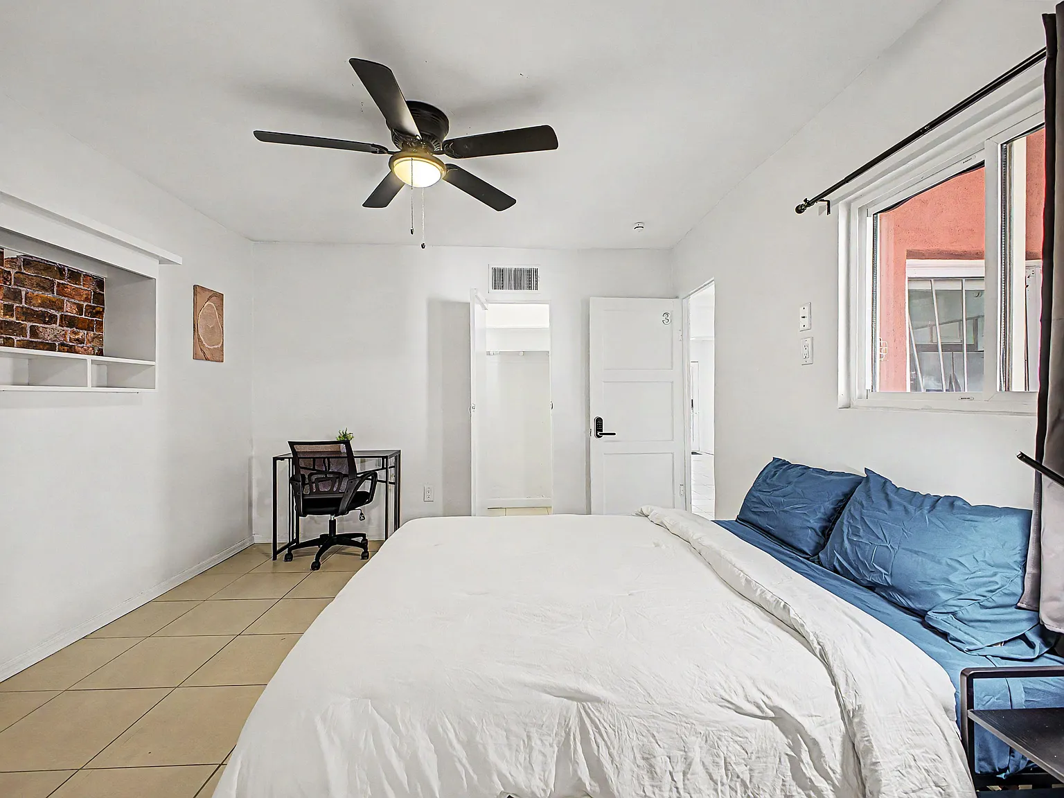 4 bed, 3.0 bath, 1600 sqft, $1,066 — Photo 2