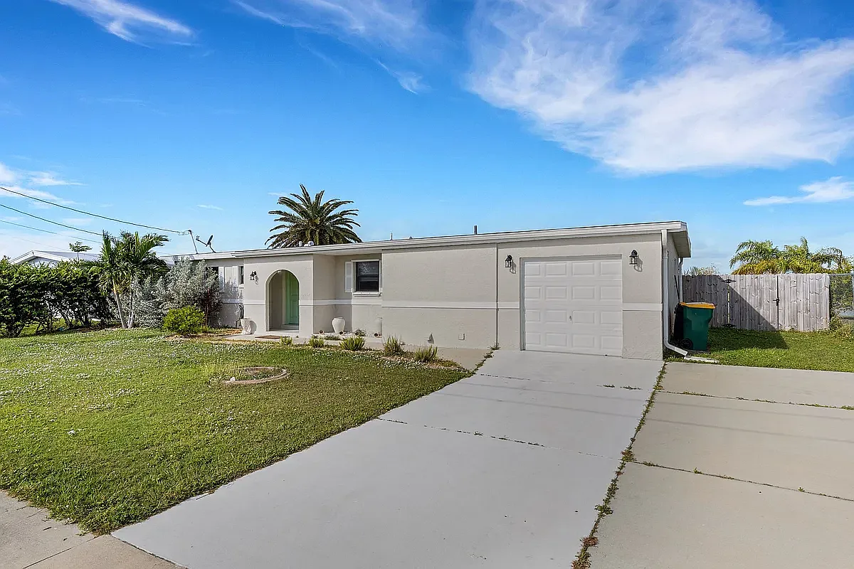2217 Aaron St — Photo 3
