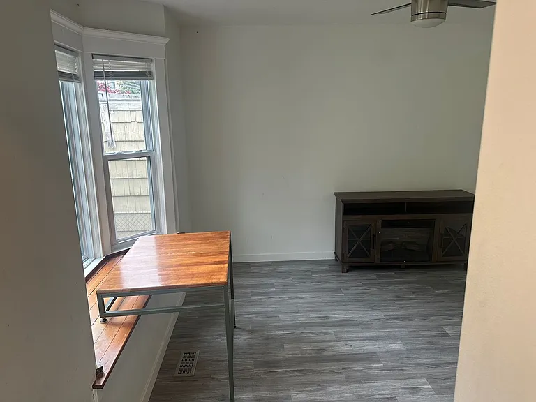 2117 E Union St — Photo 7