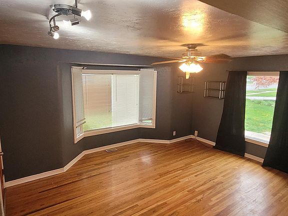 5th image of 909 N American Beauty Dr