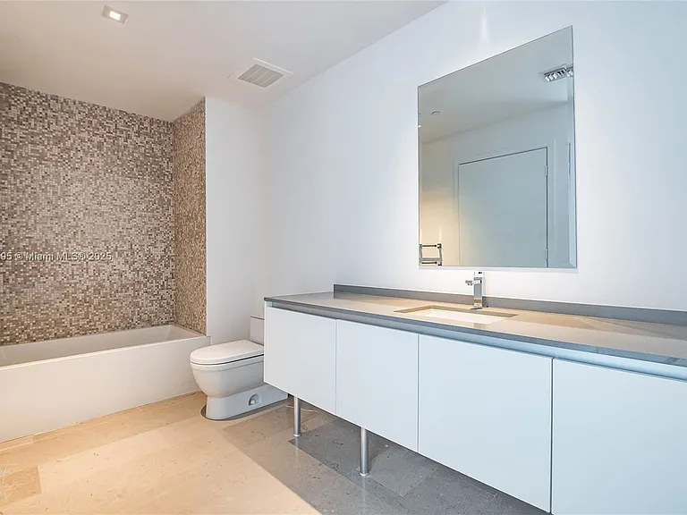 88 SW 7th St #1004 — Photo 12