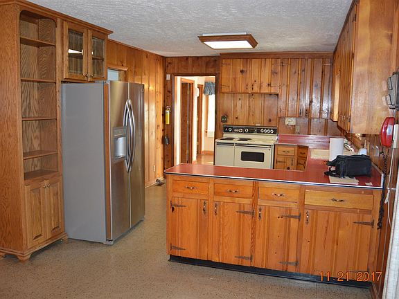 4th image of 104 S Oak St