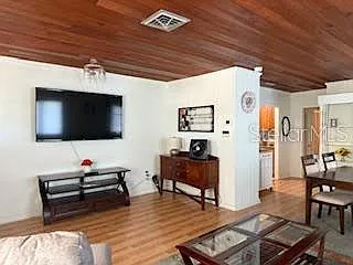 421 Riviera St — Photo 4