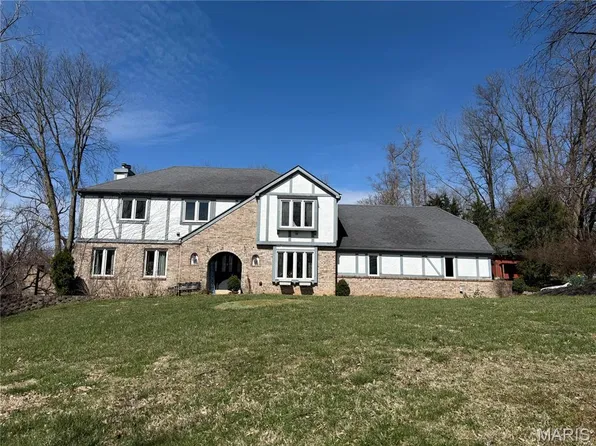 13 Jamestown Farm Dr, Florissant, MO 63034