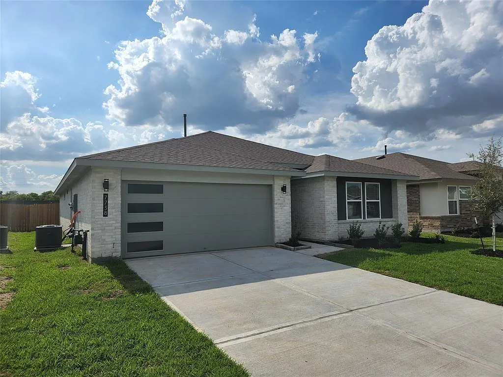 4 bed, 2.0 bath, 1890 sqft, $2,200 — Photo 3