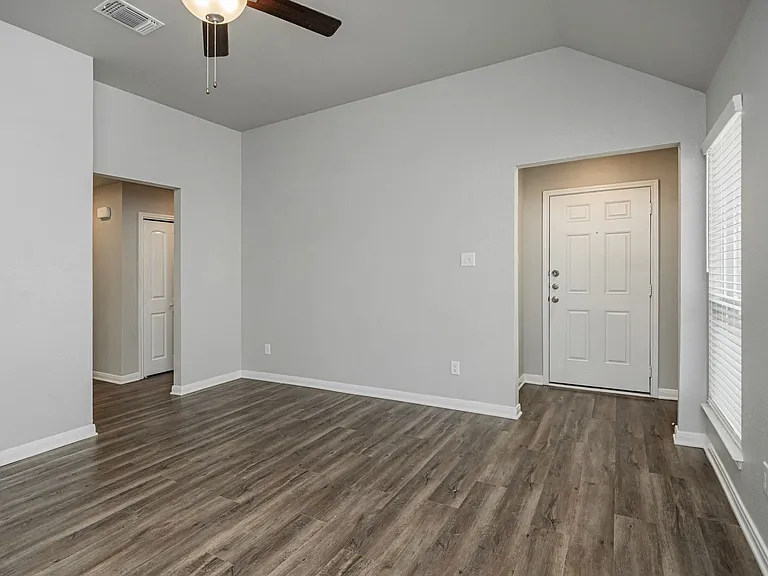 517 Fallbrook Dr — Photo 3