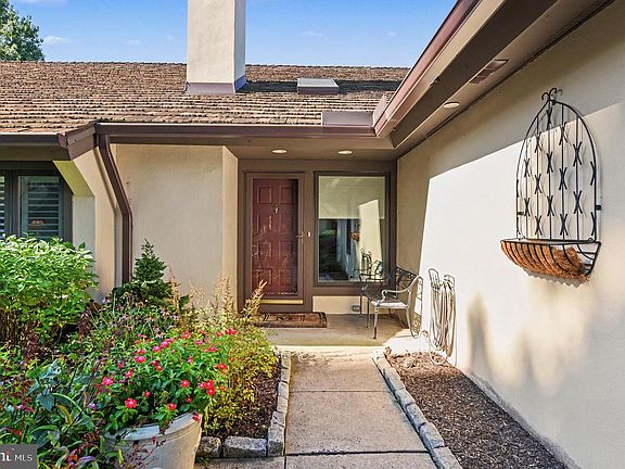 4th image of 8 Bridle Ln