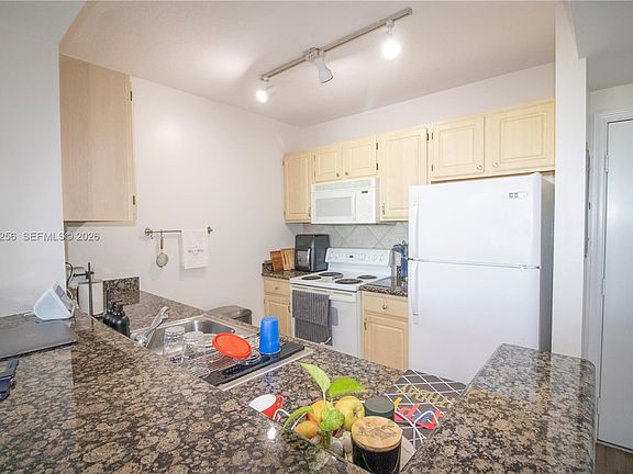 4th image of 2665 SW 37th Ave APT 911
