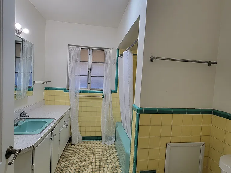 4027 Iris St N — Photo 17