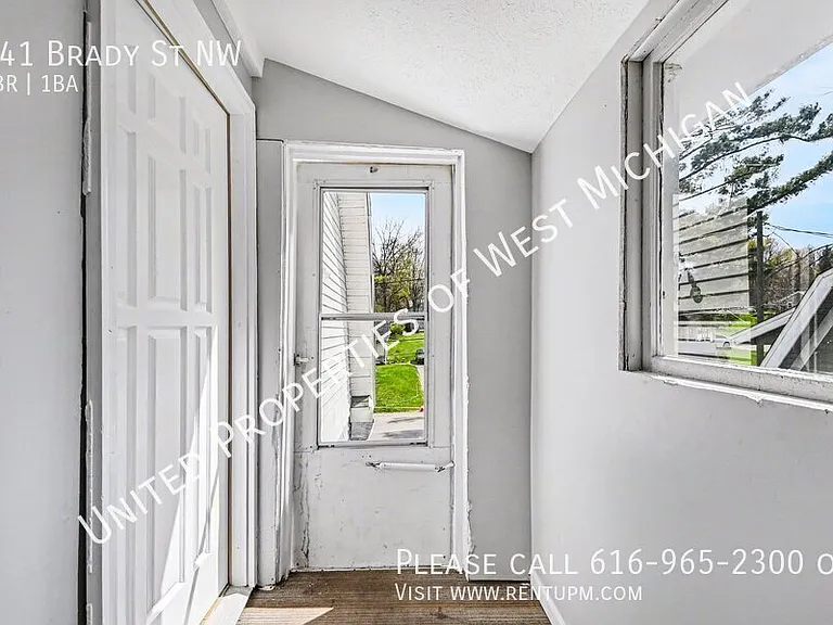 341 Brady St NW — Photo 10