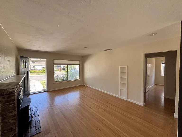 1110 Sherburn Ave — Photo 6