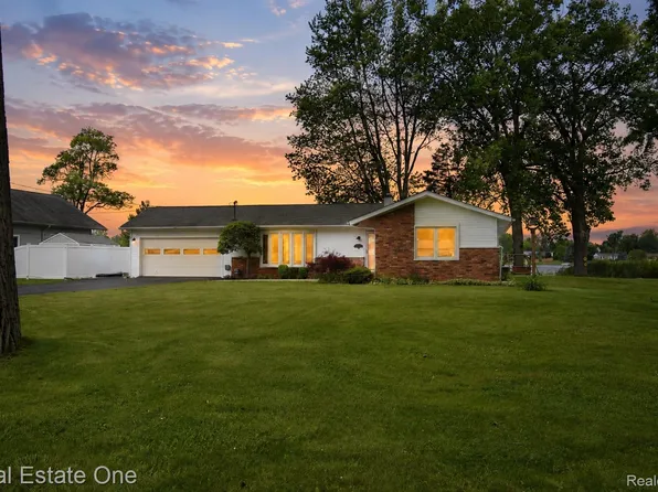 11422 Skyline Dr, Fenton, MI 48430