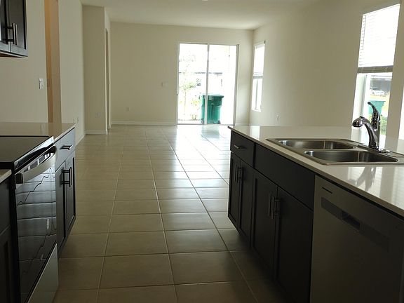 5th image of 816 Friendship Cir