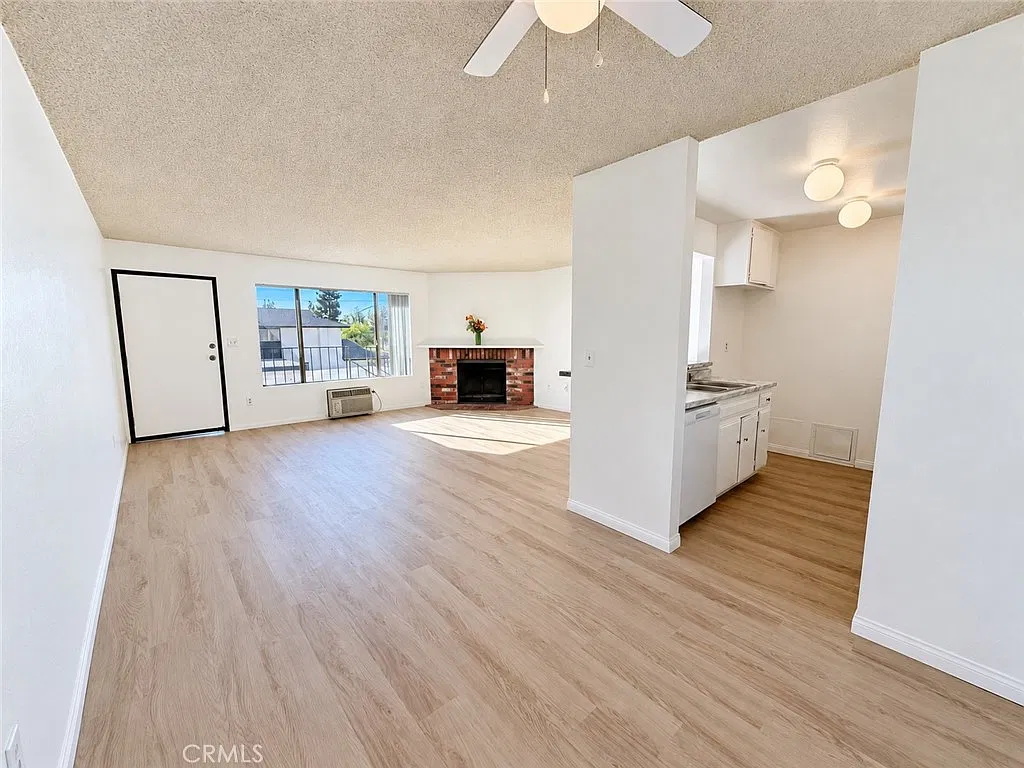 3 bed, 1100 sqft, $3,295 — Photo 4