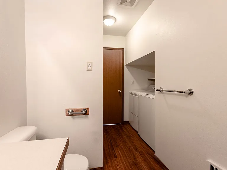 1911 N Chestnut St — Photo 14