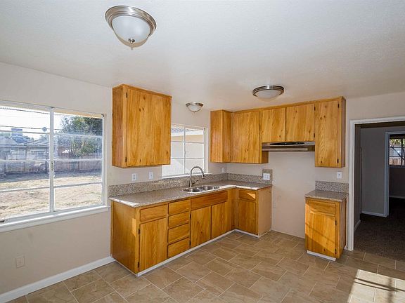 5th image of 3905 N Kavanagh Ave