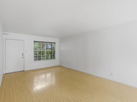 3rd image of 300 Crockett St APT 315