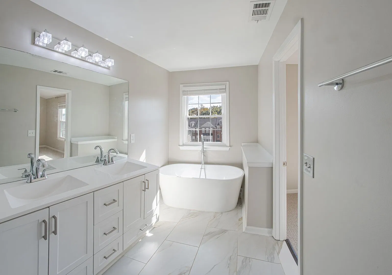 Beautiful 2-Bedroom, 2.5-Bath Home in Chattahoochee Bluffs Convenient Atlanta Location! — Photo 4