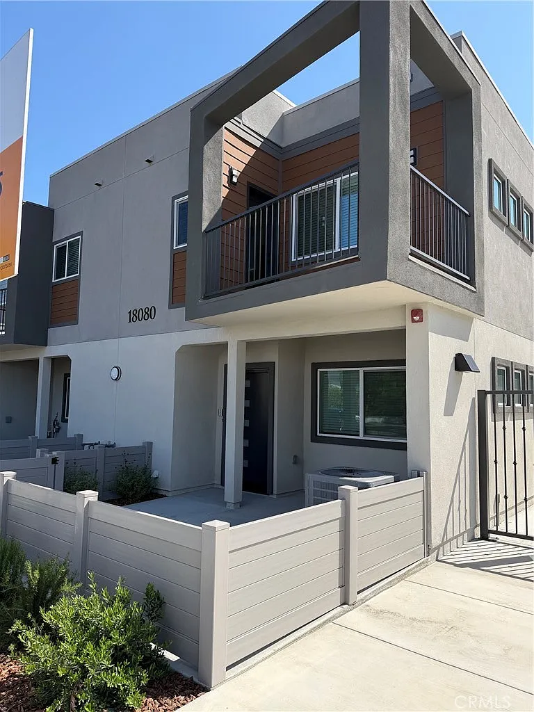 2 bed, 1057 sqft, $3,750 — Photo 2