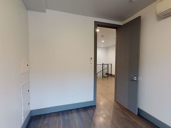 4th image of 523 Willoughby Ave #First1