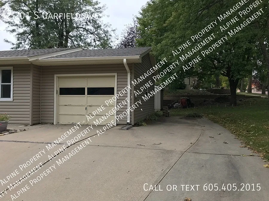 4 Bed/2 Bath Ranch Home w/ Large Finished Basement!! — Photo 3