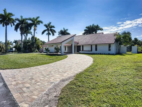 10440 NW 133rd St, Hialeah Gardens, FL 33018