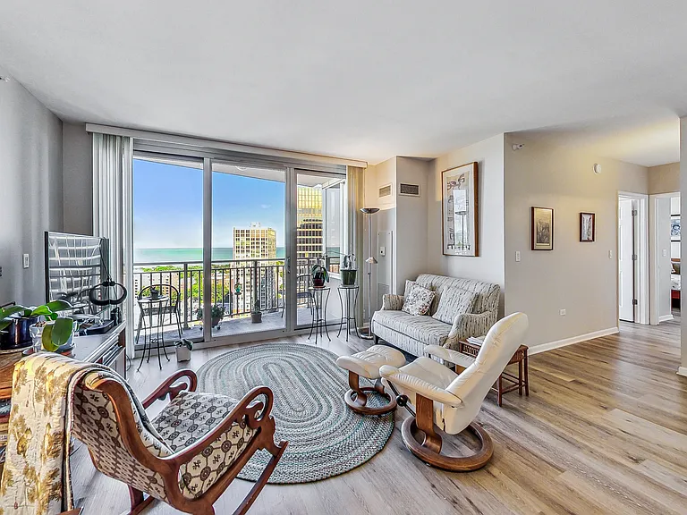 807 Davis St #1811 — Photo 4