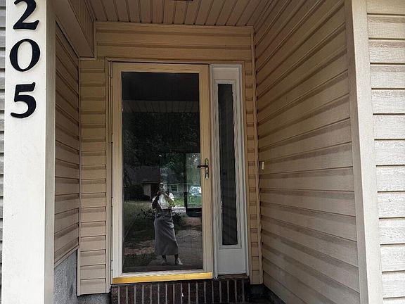3rd image of 205 Somerset Dr
