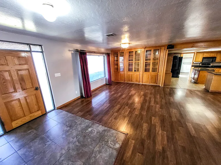 25 W Maverick Ln — Photo 9