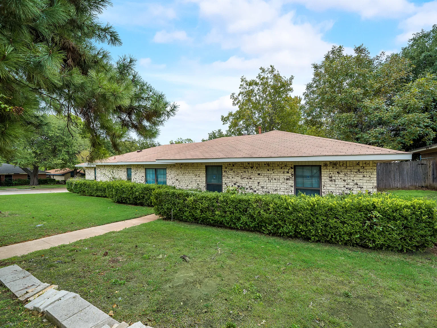 4 bed, 2.5 bath, 1901 sqft, $2,200 — Photo 3