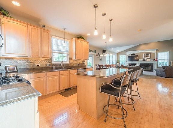 2nd image of 295 Courtland Dr