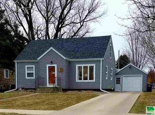 610 1st St, Hull, IA 51239