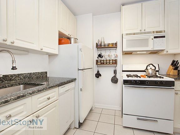 3rd image of 215 E 80th St