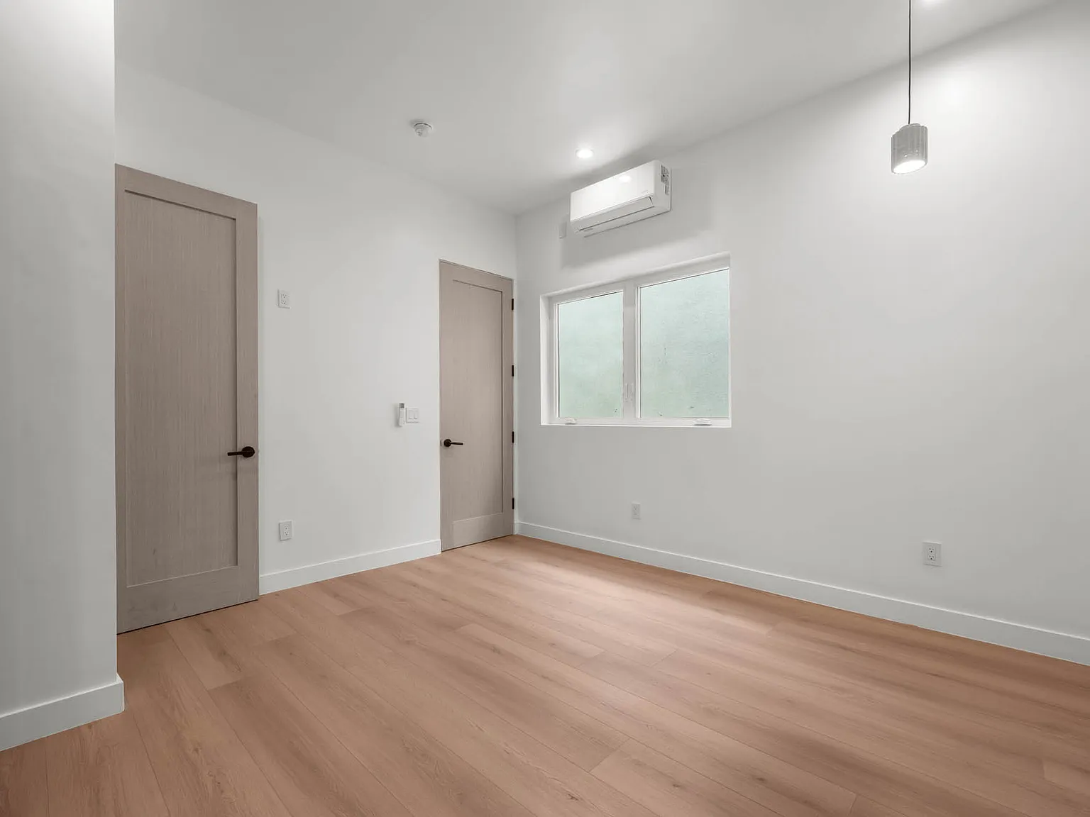 1215 S Point View — Photo 1