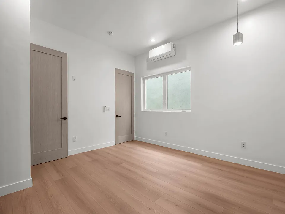 1215 S Point View