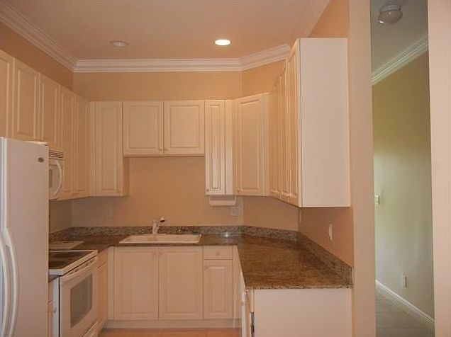 2nd image of 3347 Lakeside Dr #3347